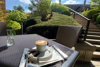 Šálek kávy v krásné přírodě